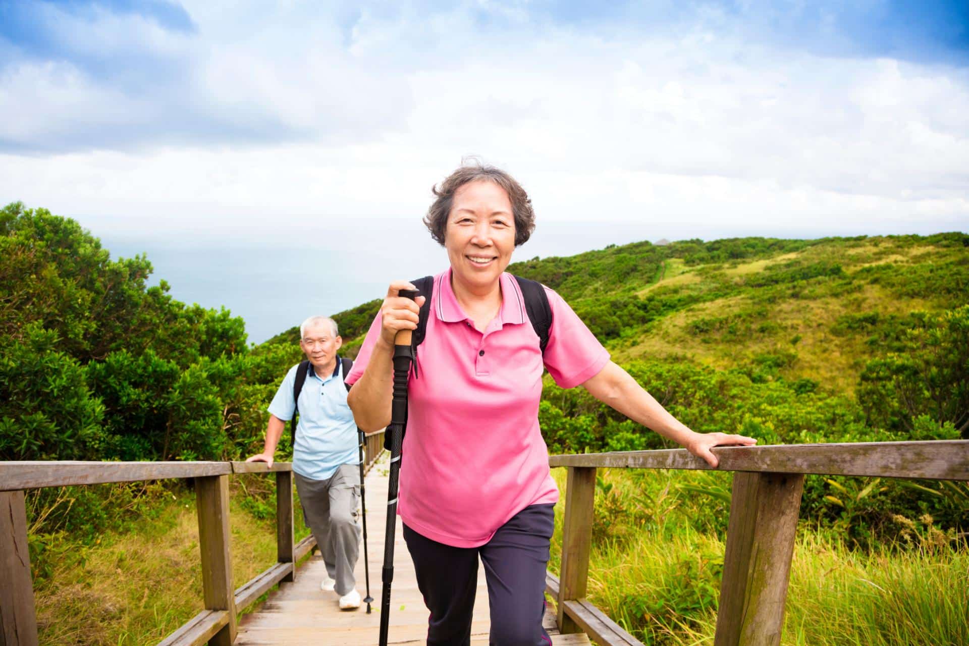 Senior couple walking uphill to improve mobility and ease lower back pain – Spire Orthopaedic Centre Senior couple walking uphill to improve mobility and ease lower back pain - Spire Orthopaedic Centre